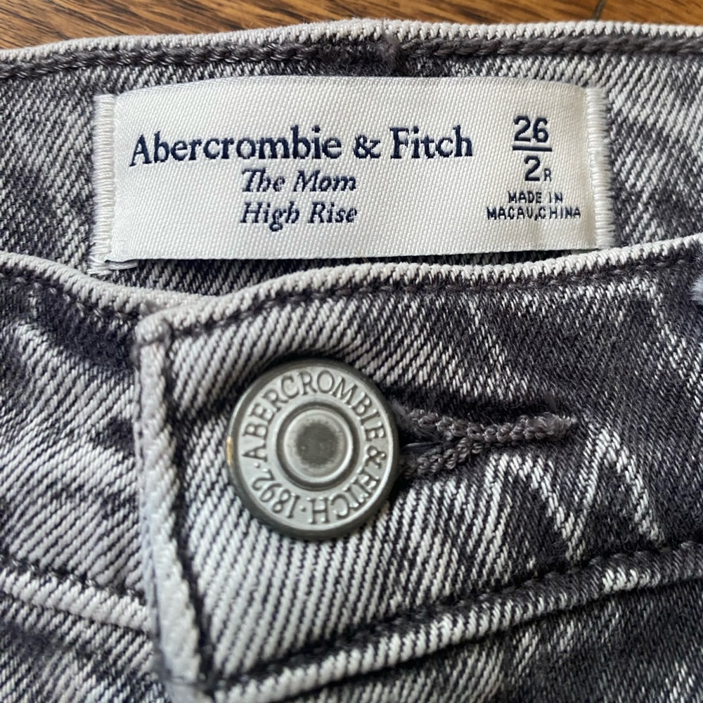 Abercrombie & Fitch ‘The Mom’ High Rise Jeans in Size 26(2r) Color Grey